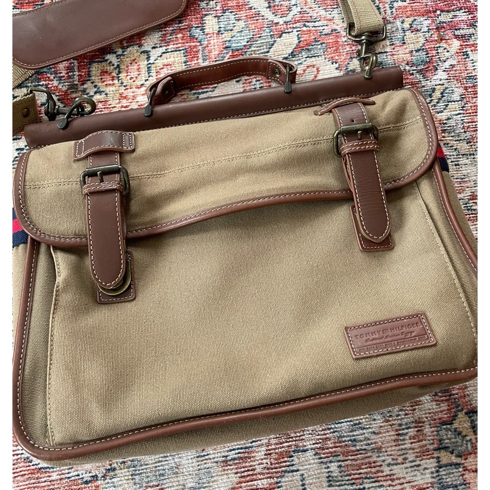 TOMMY HILFIGER WORKHORSE DOWEL FLAP-OVER MESSENGER BAG